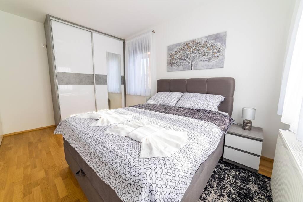 Apartman Lux Self Check-In 빌로비티카 외부 사진