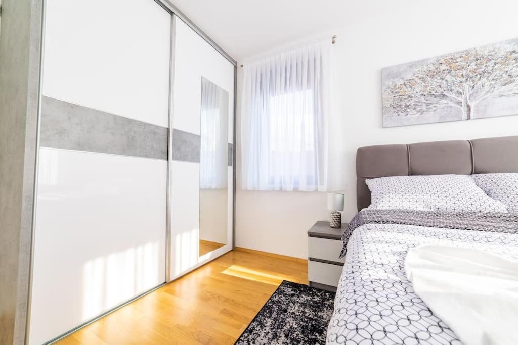 Apartman Lux Self Check-In 빌로비티카 외부 사진